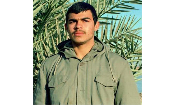 فرماندهی که لباس نیرو هایش را میشست