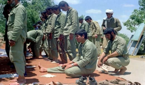 شهید ابوالفضل رمضانی در حال نماز ، چند روز قبل ازشهادت