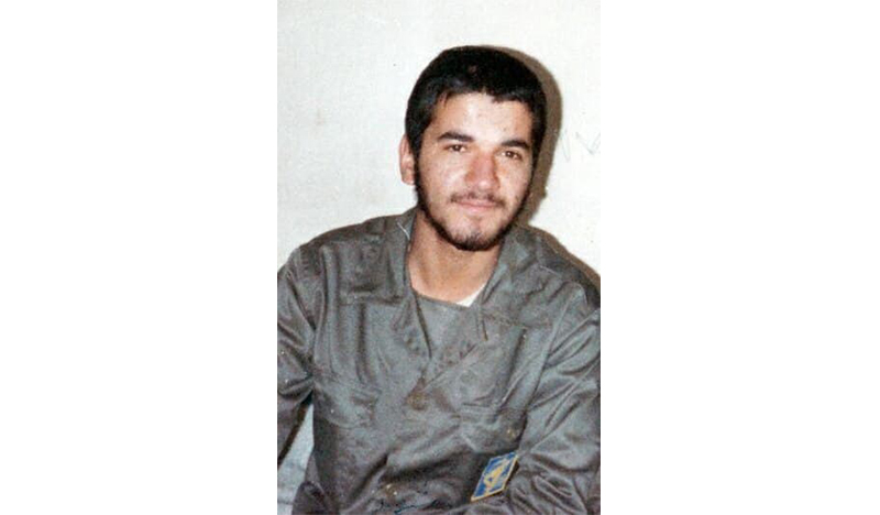 صورت قاطر رو بغل کرده بود و توی گوش حیوان نجوا میکرد…